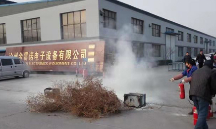 為了更安全的生產(chǎn)-員工定期進行消防演習(xí)